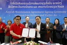 越捷航空股份公司与老挝国家航空公司在首都万象举行了飞机维修协议签字仪式。（图片来源：越通社）