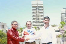 阿斯杜德市议会与越南驻以色列大使馆联合举行两国建交30周年纪念牌揭牌仪式。（图片来源：越通社）