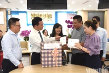 通信传媒部部长阮孟雄向人民报网赠送礼物。