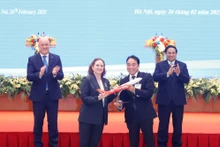 新西兰总理克里斯托弗·拉克森和越南政府总理范明正祝贺两国之间的新航线。（图片来源：VGP）