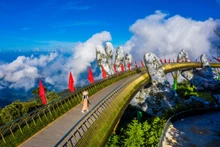 岘港市金桥。