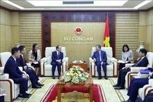 越共中央政治局委员、公安部部长苏林大将会见韩国海警中央海域司令部司令Kim Byung Ro。（图片来源：越通社）