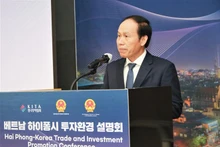 海防市委书记黎进珠在会上发表讲话。