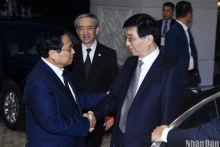 越南政府总理范明正迎接中国政协主席王沪宁。