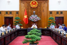 越南政府总理范明正主持会议。（图片来源：VGP）