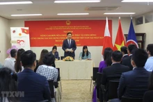 越南驻日本大使范光校主持会议。（图片来源：越通社）