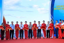 越南政府总理范明正出席东部北南高速公路芽庄-甘林和永好-潘切段竣工仪式。（图片来源：VGP）