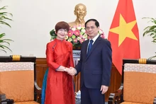 越南外交部长裴青山和联合国教科文组织大会主席西蒙娜-米雷拉·米库列斯库。(图片来源:国际报)