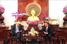 芹苴市人民委员会副主席阮实现会见瑞士驻越南大使托马斯·加斯一行。（图片来源：越通社）