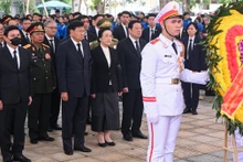 老挝人民革命党中央总书记、国家主席通伦·西苏里一行吊唁阮富仲总书记逝世。