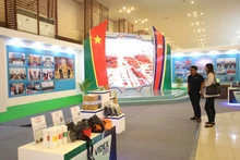 游客们参观了解越南企业的产品。（图片来源：越通社）