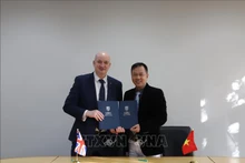 胡志明市师范大学校长黄文山教授与伦敦南岸大学副校长大卫·菲尼克斯签署谅解备忘录。（图片来源：越通社）