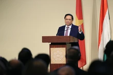 范明正总理在匈牙利国家行政大学发表重要讲话。（图片来源：越通社）