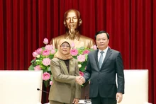 河内市委书记丁进勇与新加坡总统哈莉玛·雅各布合影。（图片来源：越通社）