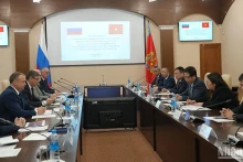 邓明魁大使一行会见弗拉基米尔省省长亚历山大·阿夫杰耶夫。