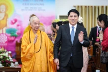 梁强主席与越南佛教协会法主释智广长老和尚出席2025年联合国卫塞节开幕式。（图片来源：越通社）