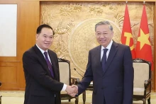 苏林总书记会见老挝人民革命党中央办公厅主任通沙立。（图片来源：越通社）