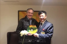 越南共产党代表团2016年访问厄瓜多尔期间，原中央对外部副部长阮俊峰向厄瓜多尔公民革命党中央委员胡安·梅里盖·马丁内斯赠送礼物。（图片来源：越通社）