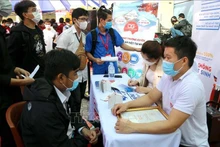 附图：胡志明市的一场现场招聘会。