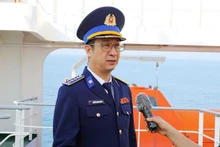 越南海警三区司令部副司令兼参谋长、海警代表团团长阮明庆大校接受记者的采访。（图片来源：越通社）