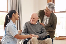 附图：如果各国主动发展“银色经济”，人口老龄化也会带来许多机会。