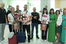 捷克游客与坚江省投资贸易旅游促进中心领导合影留念。（图片来源：越通社）