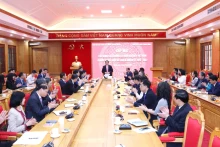 越共中央宣教部部长阮重义会见2024~2027年任期越南驻外使节代表团。