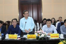 兴河县委书记陈友南发表讲话。