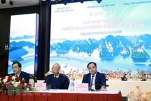 越南旅游总局与越南旅游协会联合在广宁省芒街市举行“吸引中国游客赴越南旅游的措施”会议。（图片来源：越通社）