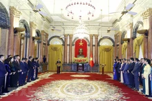 新任国家主席武文赏与国家主席办公厅工作人员会面。（图片来源：越通社）