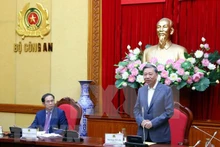 越共中央政治局委员、公安部部长苏林大将发表讲话。(图片来源:越通社)