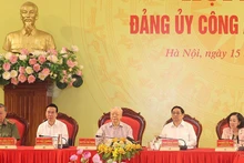 越共中央总书记阮富仲出席中央公安党委会议。