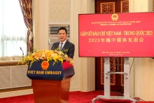 越南驻华公使宁成功在见面会上发表讲话。