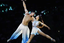 由杂技演员显福和清华表演的双人摇摆高拐《爱情时刻》荣获金奖。