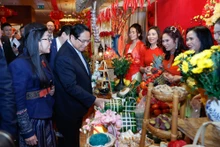 范明正总理和夫人参观侨胞们的春节摊位。（图片来源：VGP）