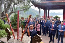 河内市领导上香缅怀各位列祖列宗和胡志明主席。
