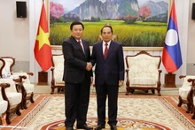 越共中央政治局委员、胡志明国家政治学院院长、中央理论委员会主任阮春胜和老挝人民革命党中央政治局委员、中央书记处常务书记、老挝国家副主席本通·吉玛尼。（图片来源：越通社）