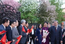 越共中央总书记苏林与夫人同越南驻哈萨克斯坦大使馆干部和工作人员。