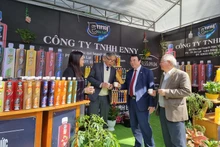 林同省领导人参观大叻葡萄酒、茶叶、咖啡和土特产街的展位。