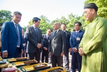 越南国家主席梁强同柬埔寨国王诺罗敦•西哈莫尼品尝越南茶【组图】