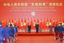 越共中央总书记阮富仲荣获中华人民共和国“友谊勋章”（组图）