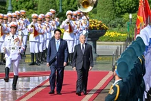 越南国家主席梁强为柬埔寨国王诺罗敦·西哈莫尼举行隆重欢迎仪式【组图】