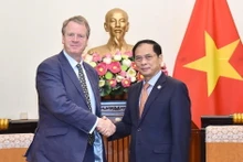 越南外交部长裴青山会见英国苏格兰事务大臣阿利斯特·杰克。(图片来源:越通社)