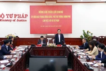 越南政府副总理陈流光与司法部举行工作会议。
