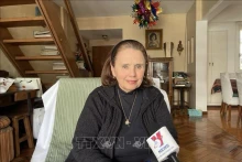 阿根廷越南文化研究院院长波尔迪·索萨·施密特接受记者的采访。