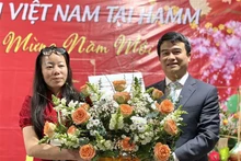 越南驻德国法兰克福总领事馆代表刘春同送鲜花，庆祝旅居德国哈姆市越南人协会的成立。（图片来源：越通社）