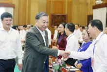 越共中央总书记苏林莅临同塔省调研。