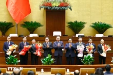 苏林总书记、范明正总理和国会主席陈青敏向获任人员表示祝贺。（图片来源：越通社）