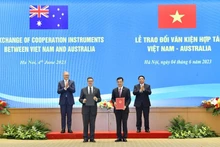 越南政府总理范明政与安东尼·阿尔巴尼斯年总理见证两国合作文件签署仪式。（图片来源：越通社）