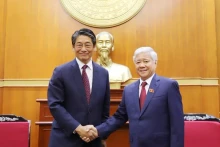 越南祖国阵线中央委员会主席杜文战会见了日本新任驻越大使Ito Naoki。（图片来源：越通社）